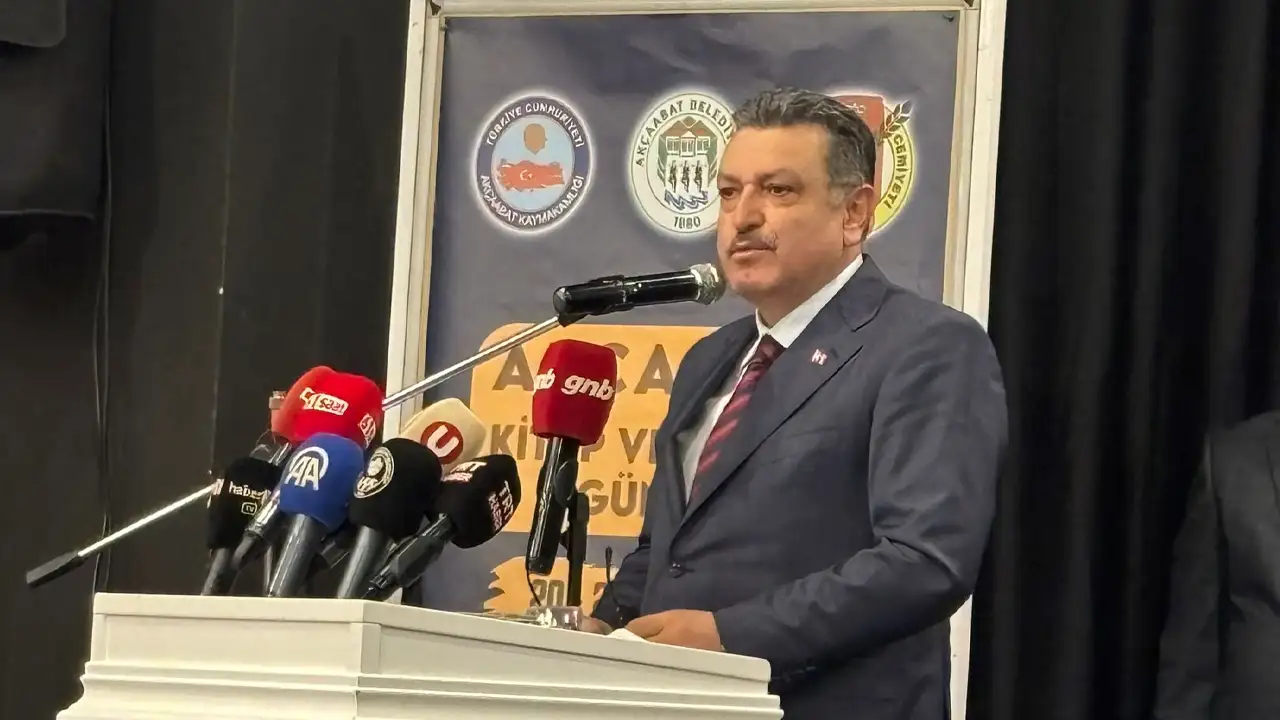bakan-uraloglu-trabzonda-kitap-fuarina-katildi