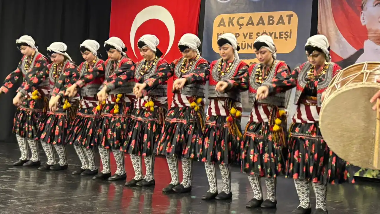 bakan-uraloglu-trabzonda-kitap-fuarina-katildi