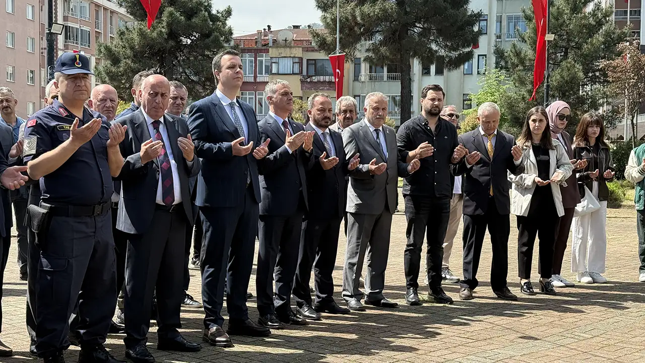 trabzonun-besikduzu-ilcesinde-26-yil-once-yasanan-ve-38-kisinin-hayatini-kaybettigi-deniz-faciasinda-yasamini-yitirenler-duzenlenen-torenle-anildi