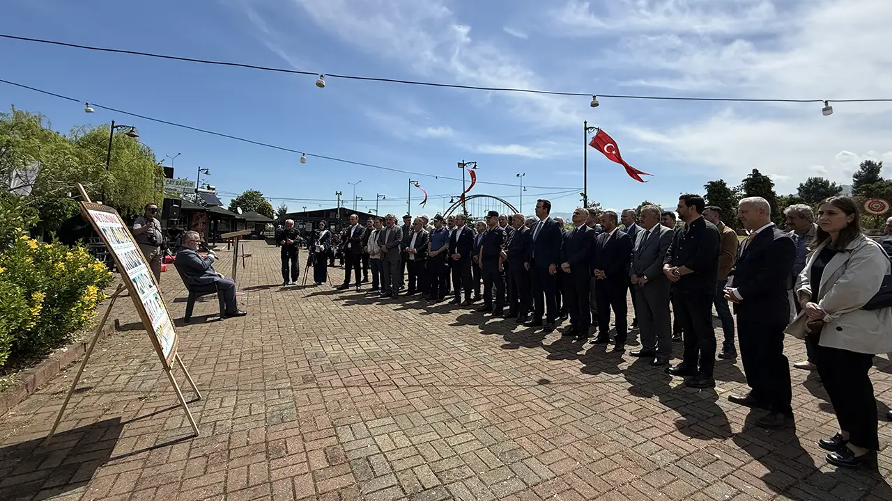 trabzonun-besikduzu-ilcesinde-26-yil-once-yasanan-ve-38-kisinin-hayatini-kaybettigi-deniz-faciasinda-yasamini-yitirenler-duzenlenen-torenle-anildi