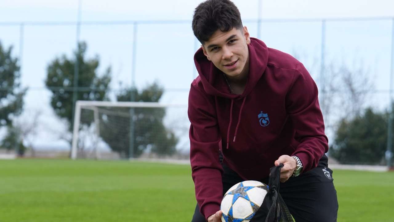 trabzonsporun-genc-yildizi-mehmet-emir-mezireli-konustu-oyunun-merkezinde-bir-kopru-gibiyim