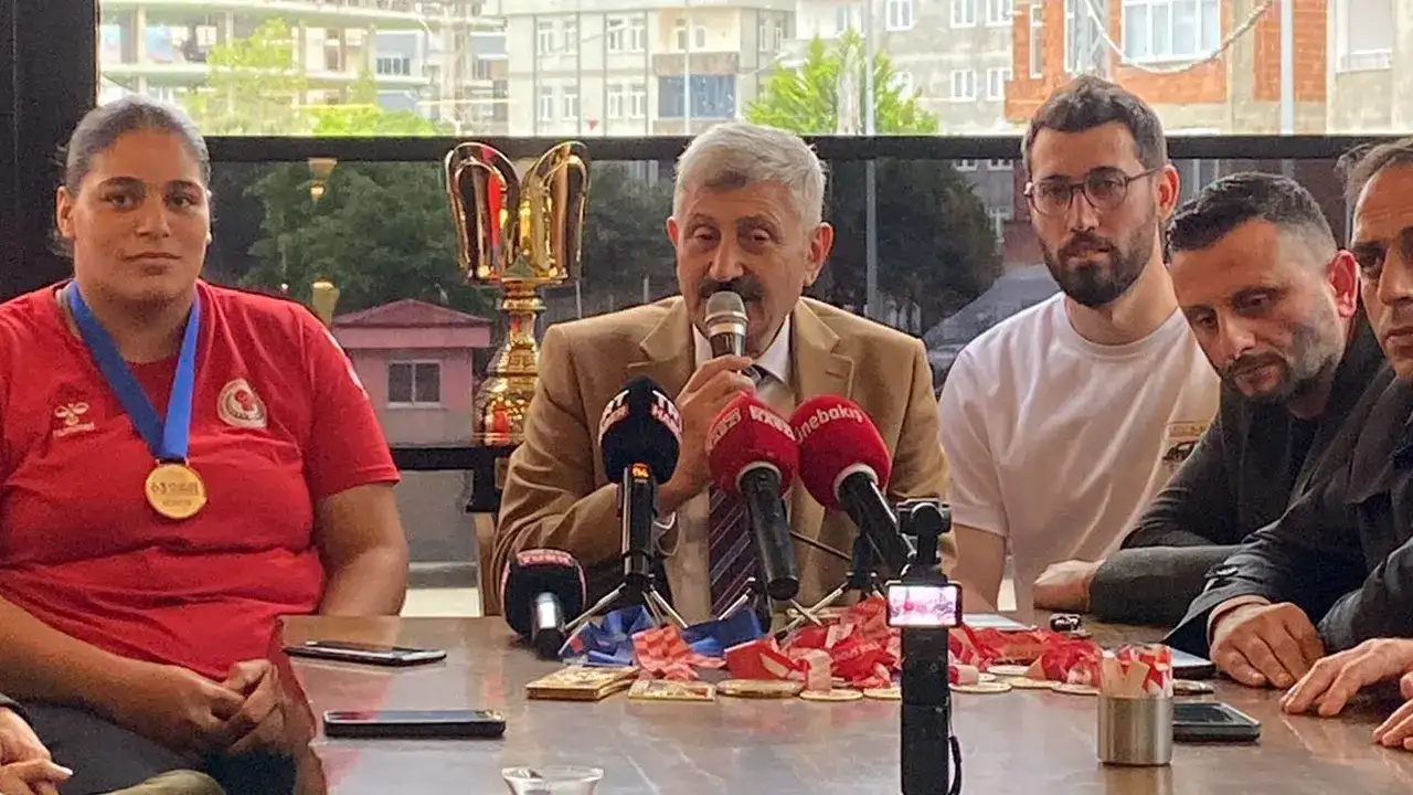trawostan-19-mayisa-renkli-kutlama-vosvoslarla-sehir-turu