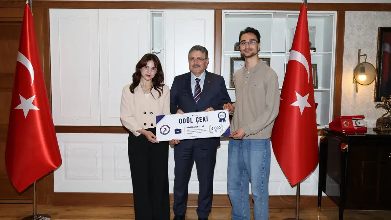baskan-genc-basarili-hukuk-ogrencilerini-odullendirdi