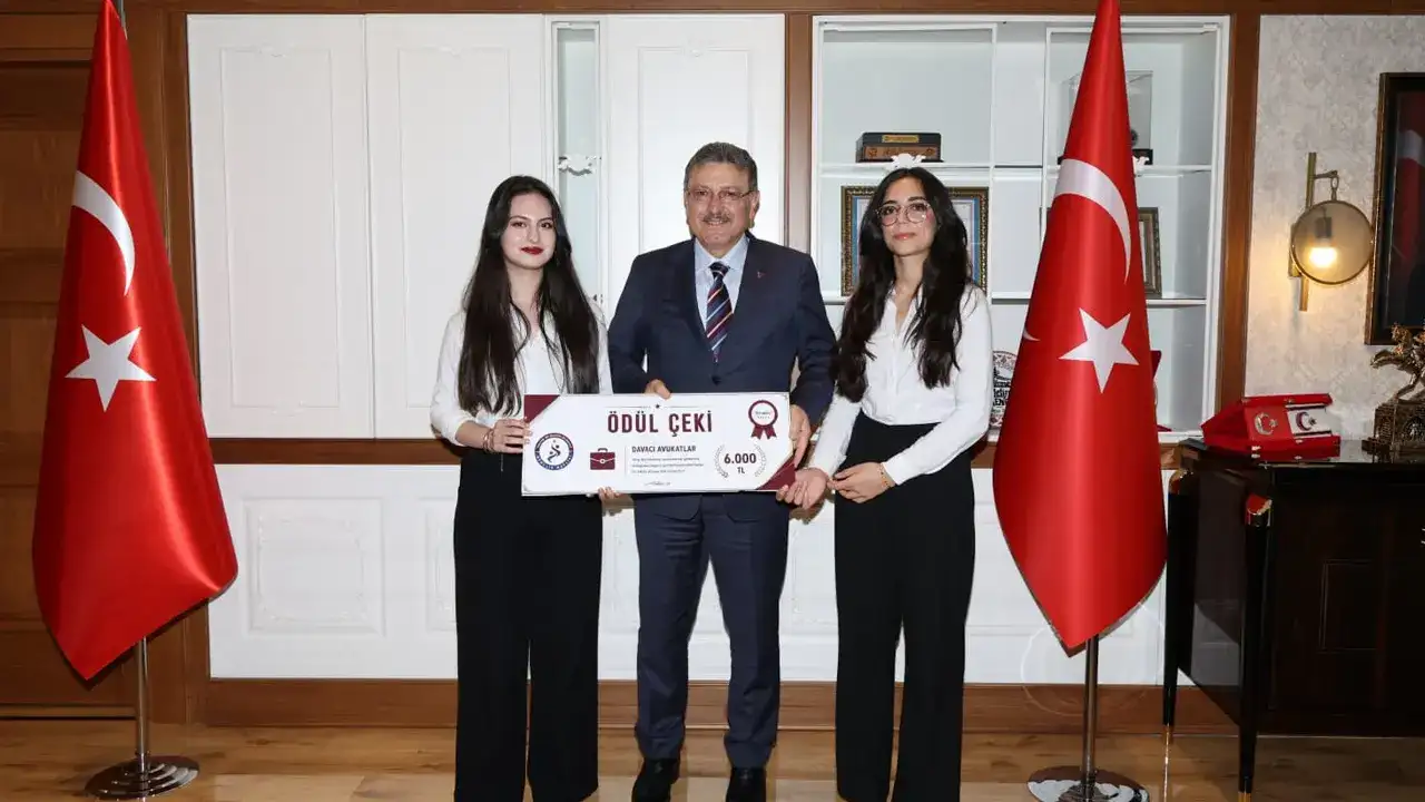 baskan-genc-basarili-hukuk-ogrencilerini-odullendirdi
