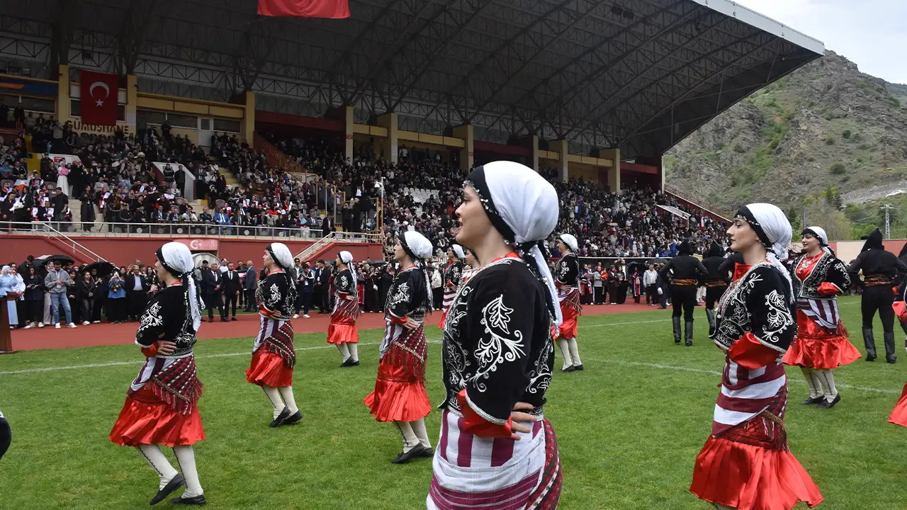 gumushane-universitesinde-mezuniyet-coskusu-yasandi