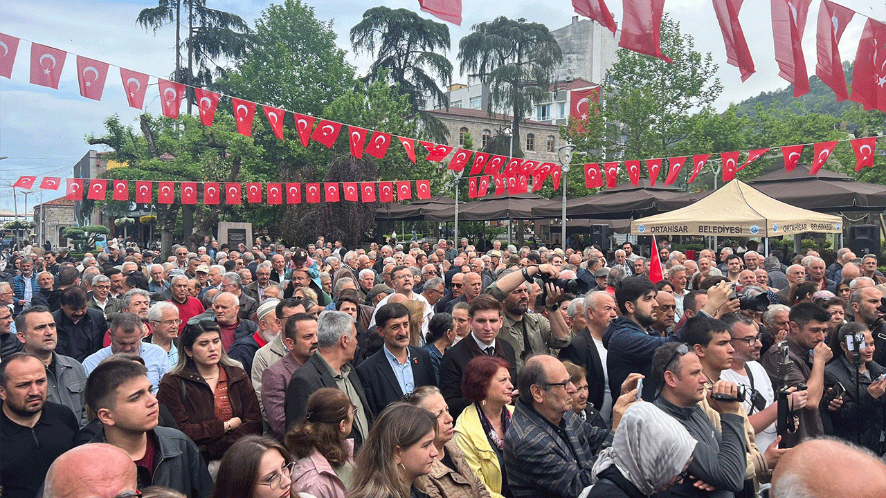 mutlak-butlan-kararinin-ardindan-chpliler-alanlara-indi-baskanimiz-ozgur-ozeldir
