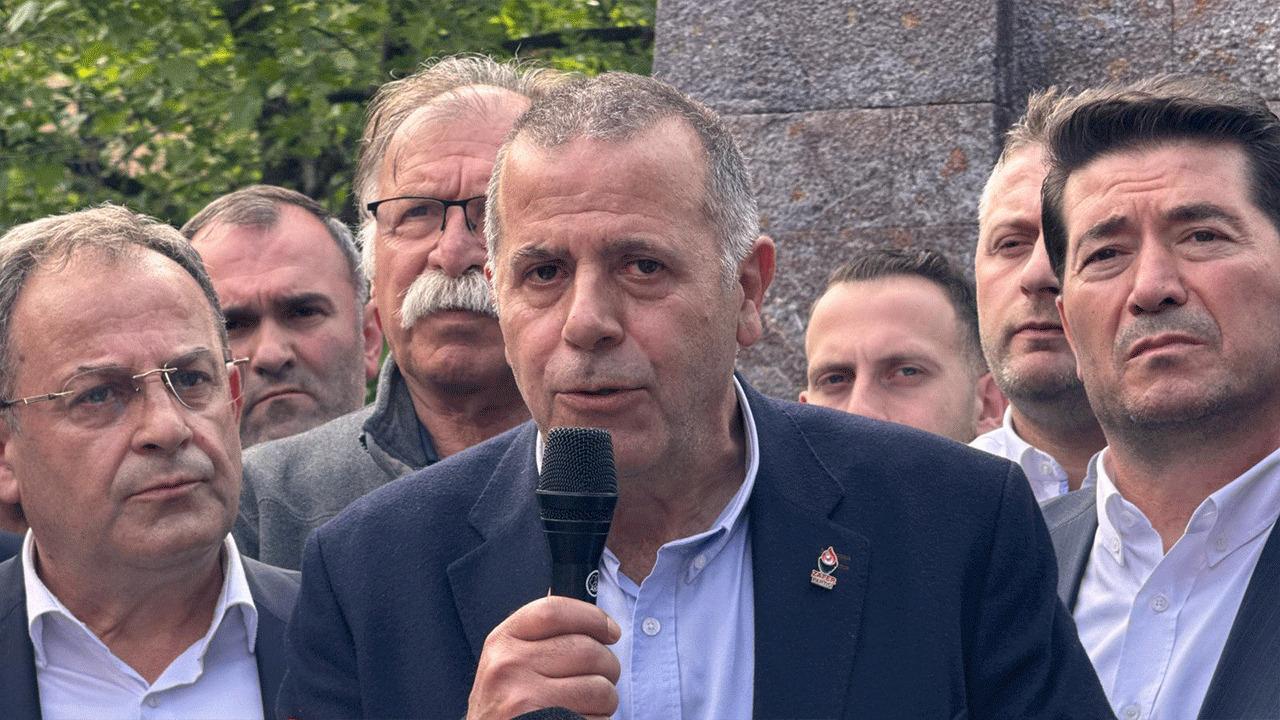 mutlak-butlan-kararinin-ardindan-chpliler-alanlara-indi-baskanimiz-ozgur-ozeldir