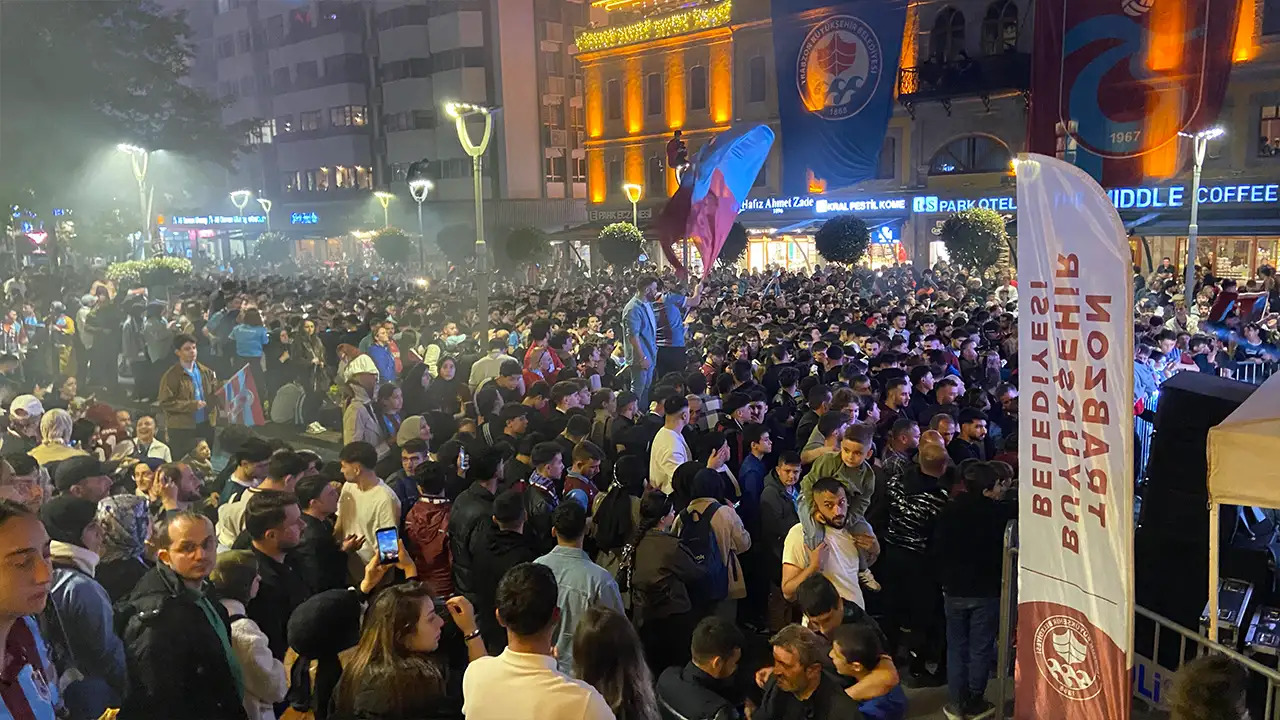 trabzonda-final-heyecani-taraftarlar-dev-ekranda-maci-takip-ediyor