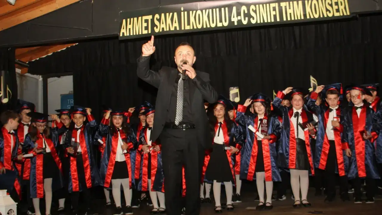 ahmet-saka-ilkokulu-ogrencileri-mezuniyeti-turkulerle-kutladi