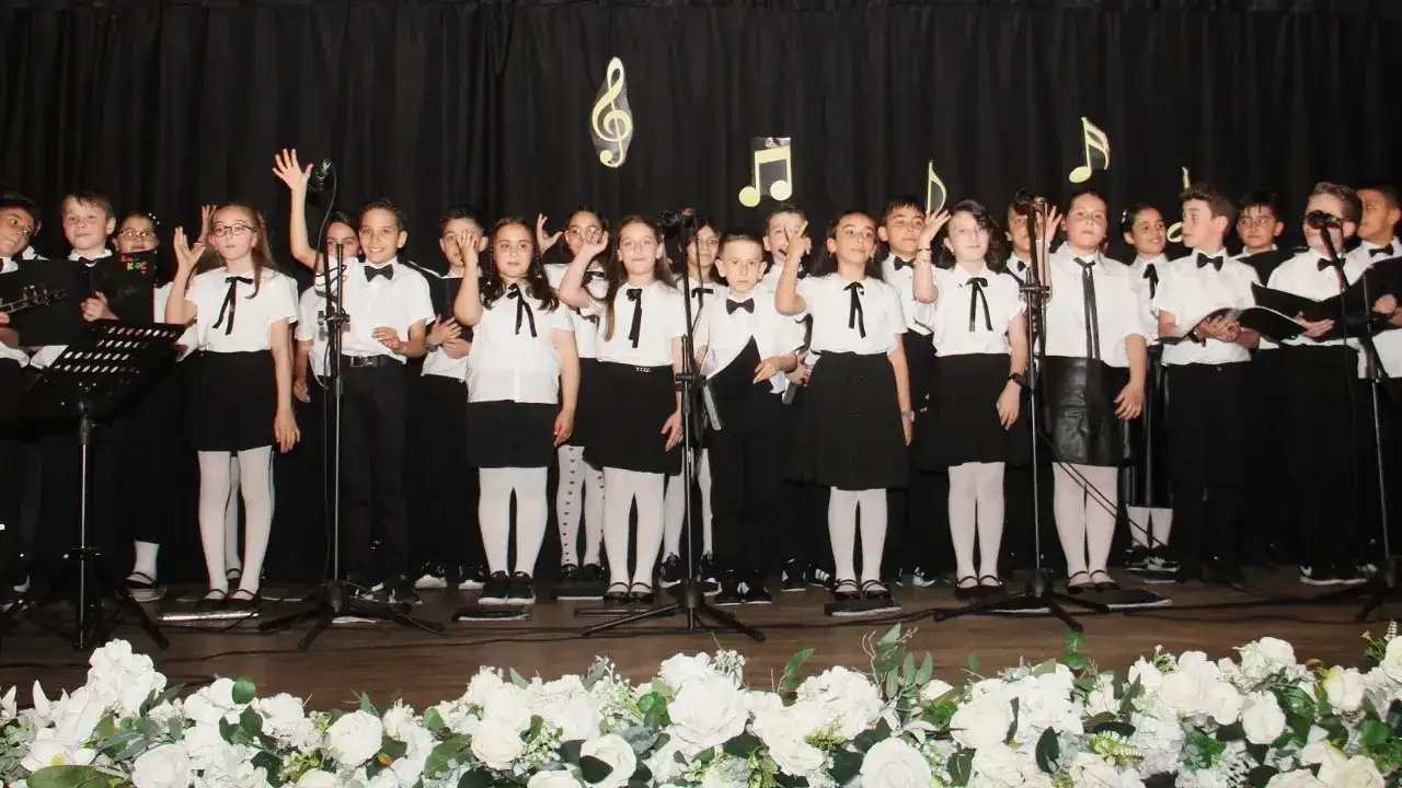 ahmet-saka-ilkokulu-ogrencileri-mezuniyeti-turkulerle-kutladi