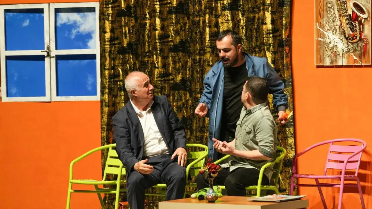 buyuksehirin-tiyatro-soleni-suruyor-bekleme-odasi-yogun-ilgi-gordu