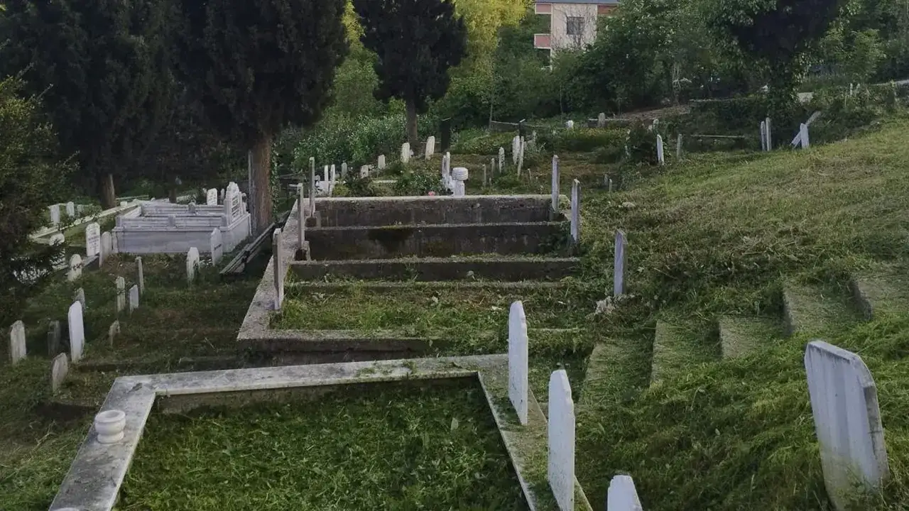 trabzonda-bayram-oncesi-mezarliklarda-kapsamli-temizlik-tamamlandi