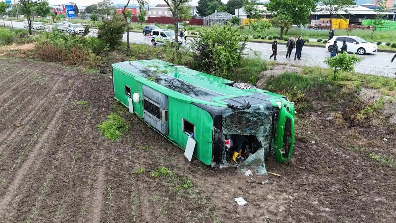 yolcu-otobusu-tarlaya-devrildi-cok-sayida-yarali-var