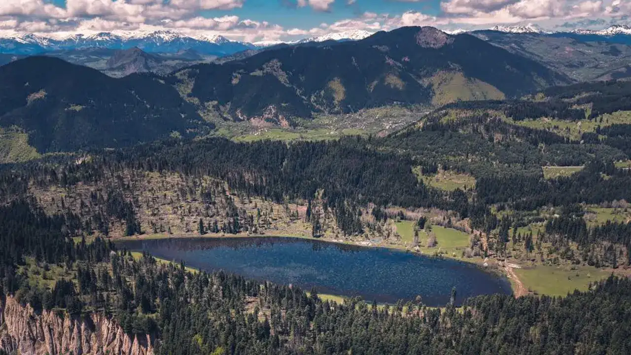 artvin-savsatin-sakli-guzelligi-buyuluyor-peribacalari-ve-cil-golu-ilgi-goruyor