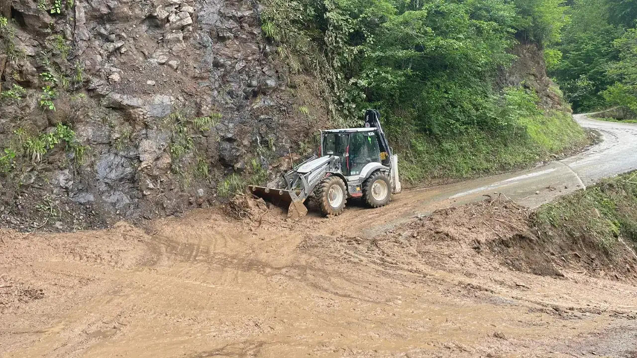 buyuksehirden-sel-ve-heyelan-seferberligi-16-mahalle-yolu-ulasima-acildi