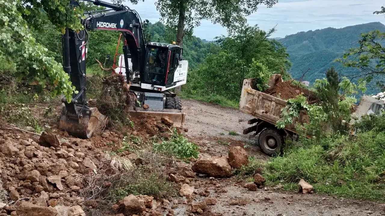 buyuksehirden-sel-ve-heyelan-seferberligi-16-mahalle-yolu-ulasima-acildi
