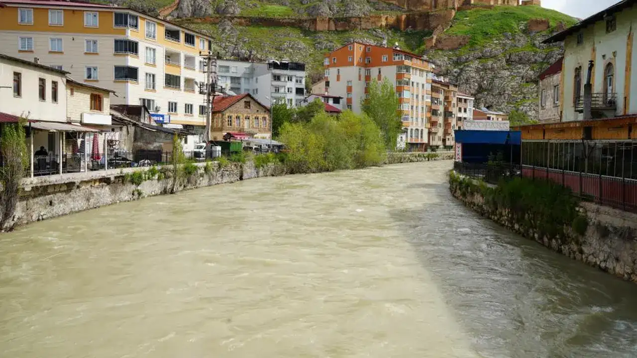 coruh-nehri-costu-bayburtta-su-seviyesi-yukseldi