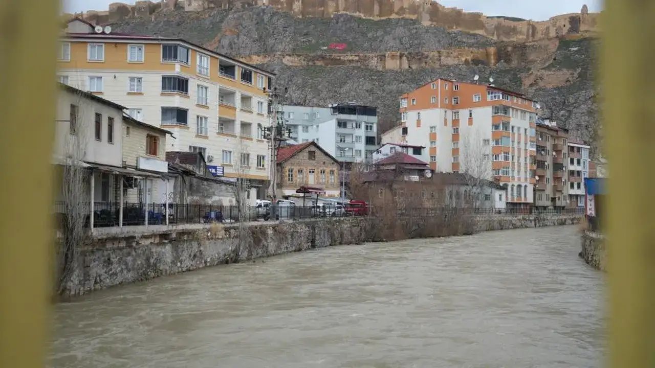 coruh-nehri-costu-bayburtta-su-seviyesi-yukseldi