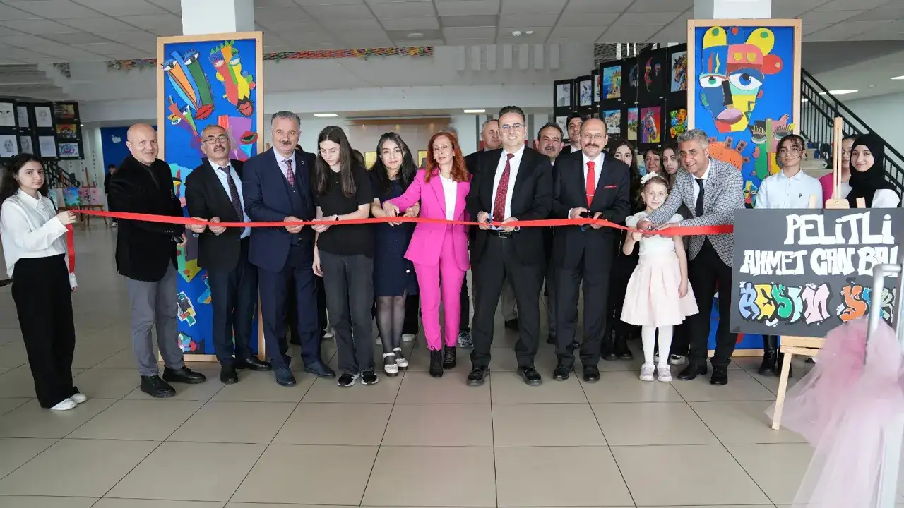 trabzonda-genc-yeteneklerden-sanat-dolu-sergi
