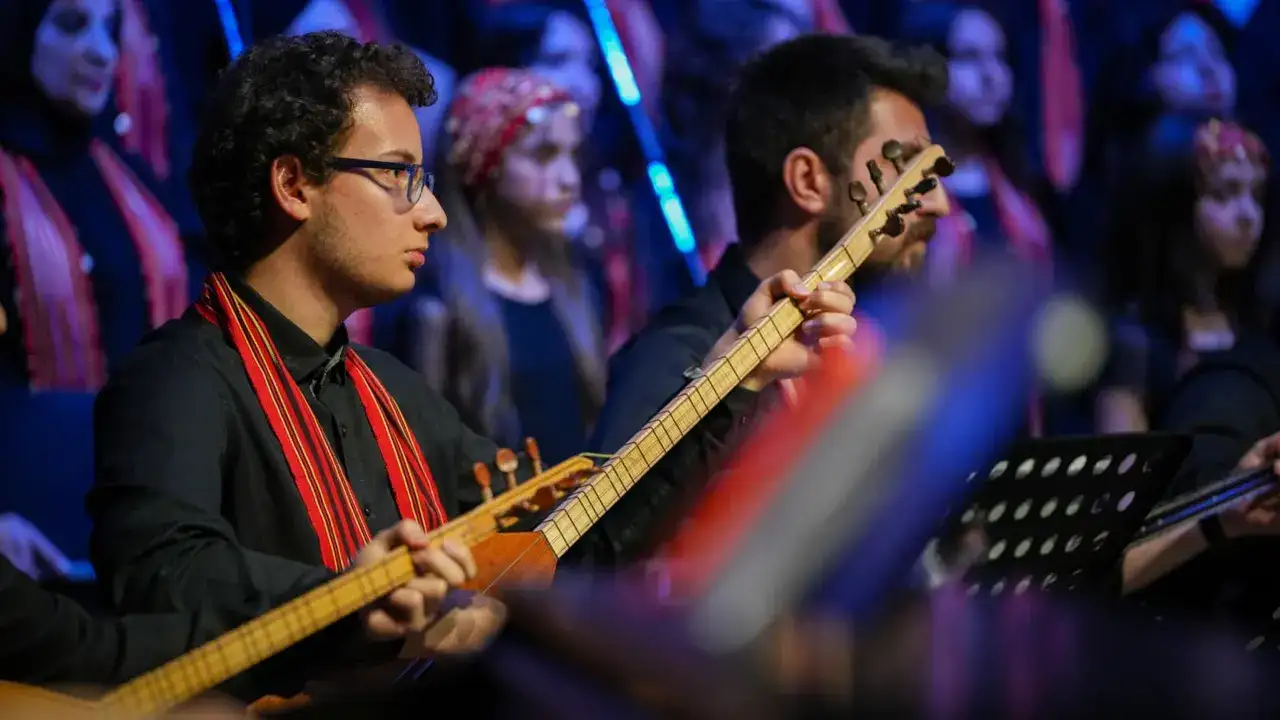 trabzonda-turkuler-geceye-damga-vurdu-konserlere-yogun-ilgi