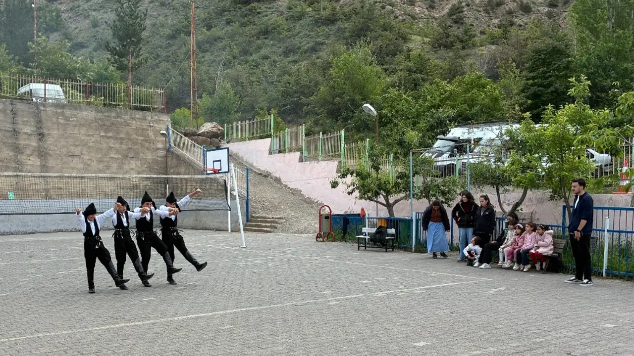 yusufelinde-ogrenciler-horon-ogreniyor-trabzon-kulturuyle-tanistilar