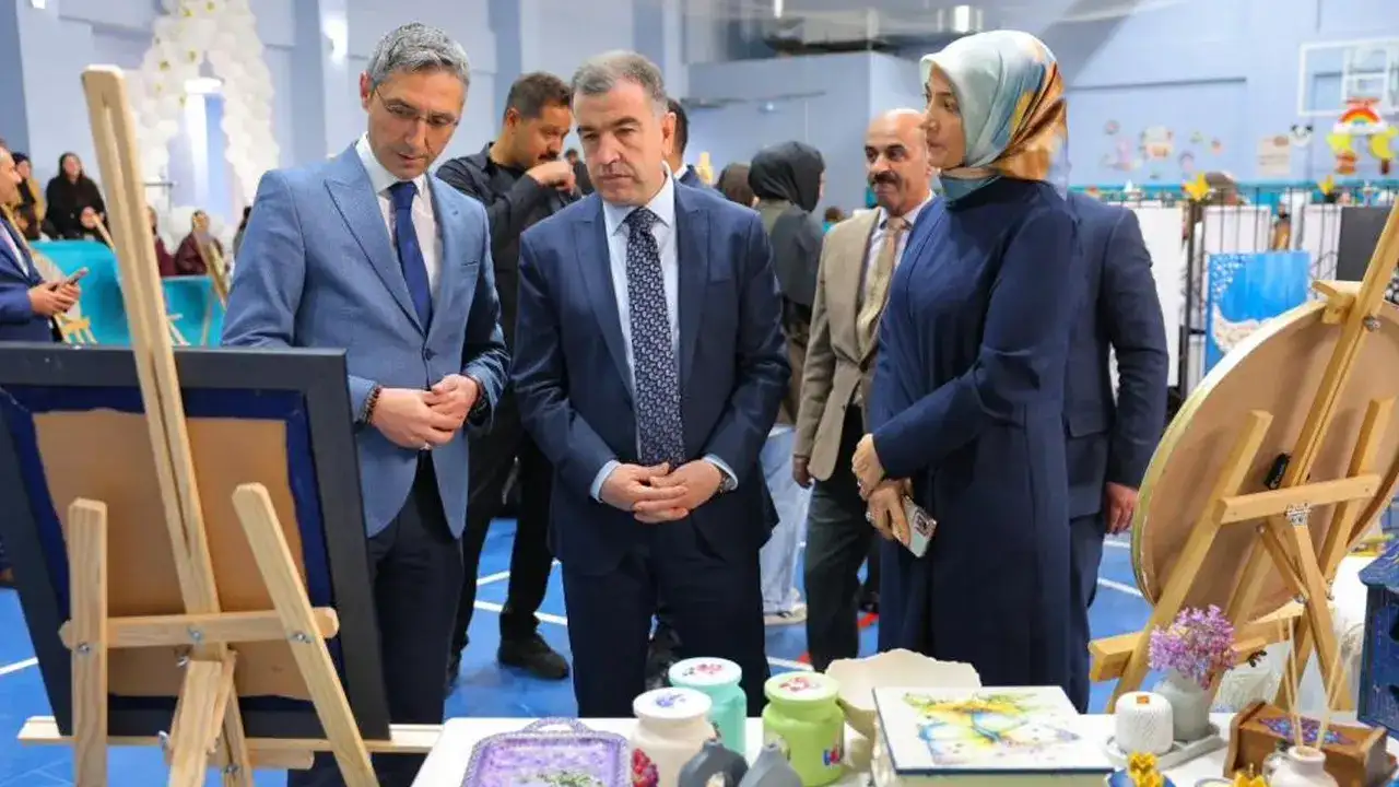 bayburtlu-ogrencilerin-el-emegi-eserleri-sergilendi