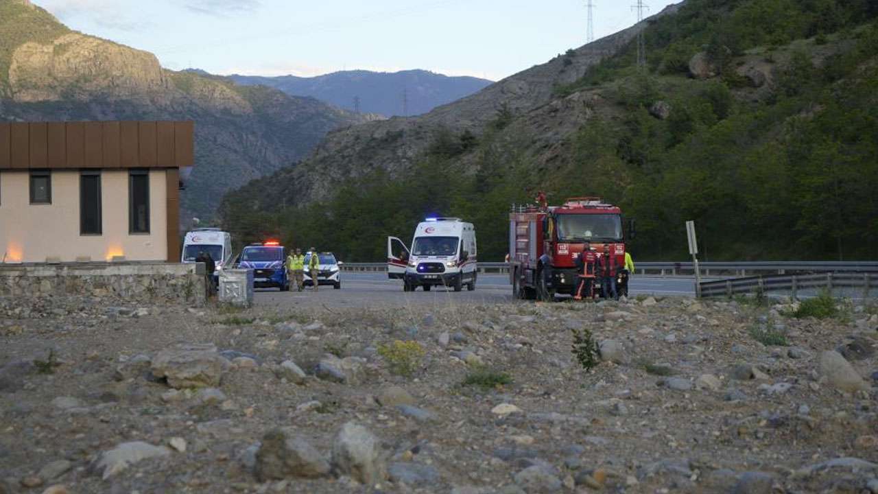 gumushanede-otomobil-70-metre-savruldu-harsit-cayi-kenarinda-durabildi