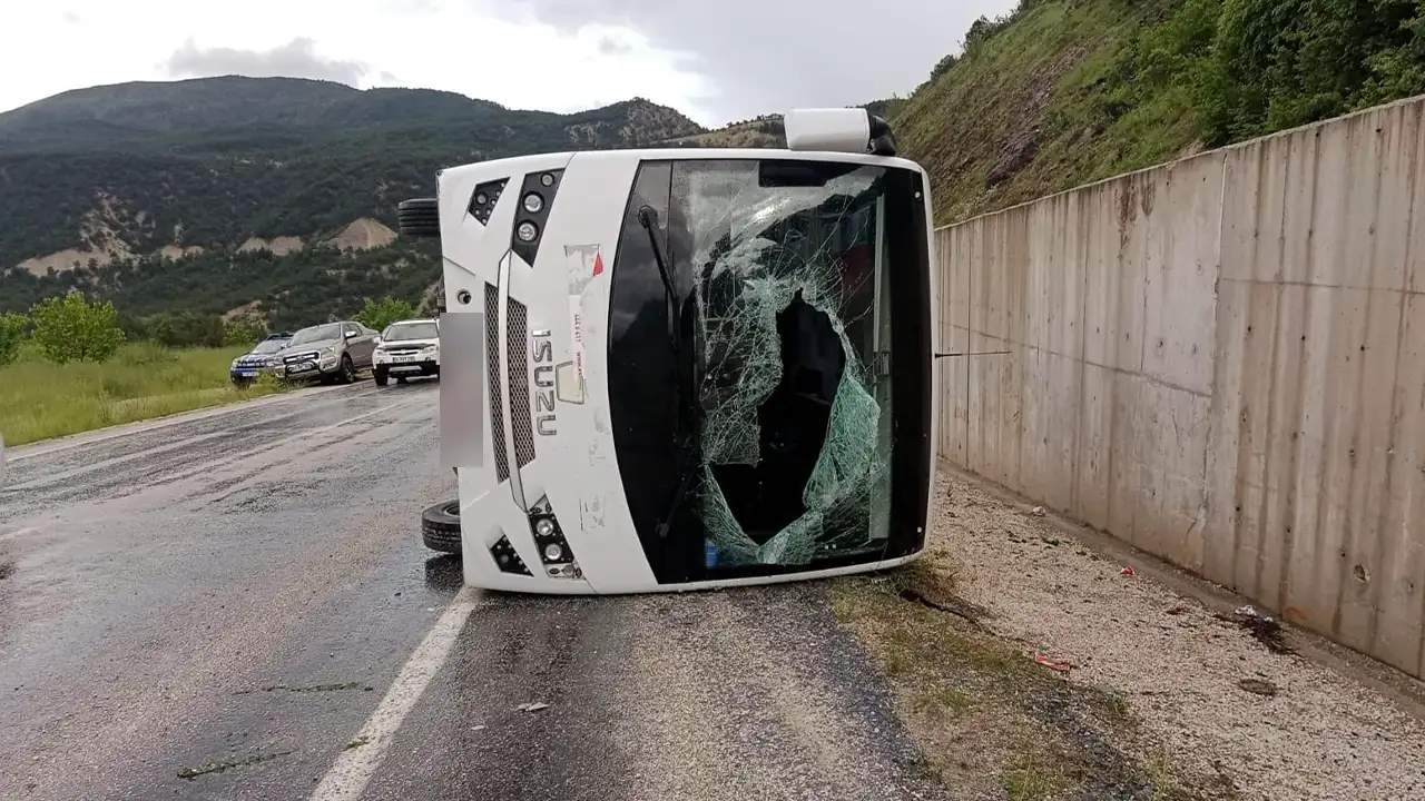 trabzon-plakali-minibus-tokatta-kaza-yapti-yaralilar-var