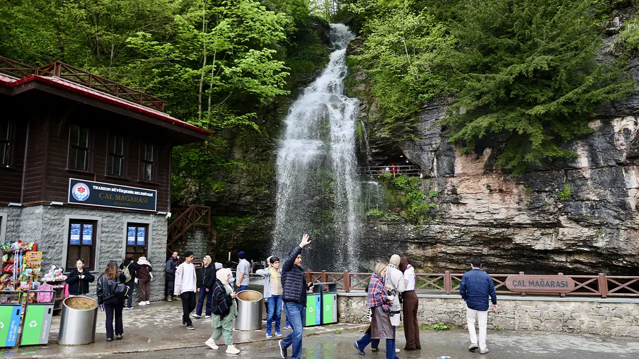 trabzondaki-cal-magarasi-bayram-tatilinde-yogun-ilgi-goruyor