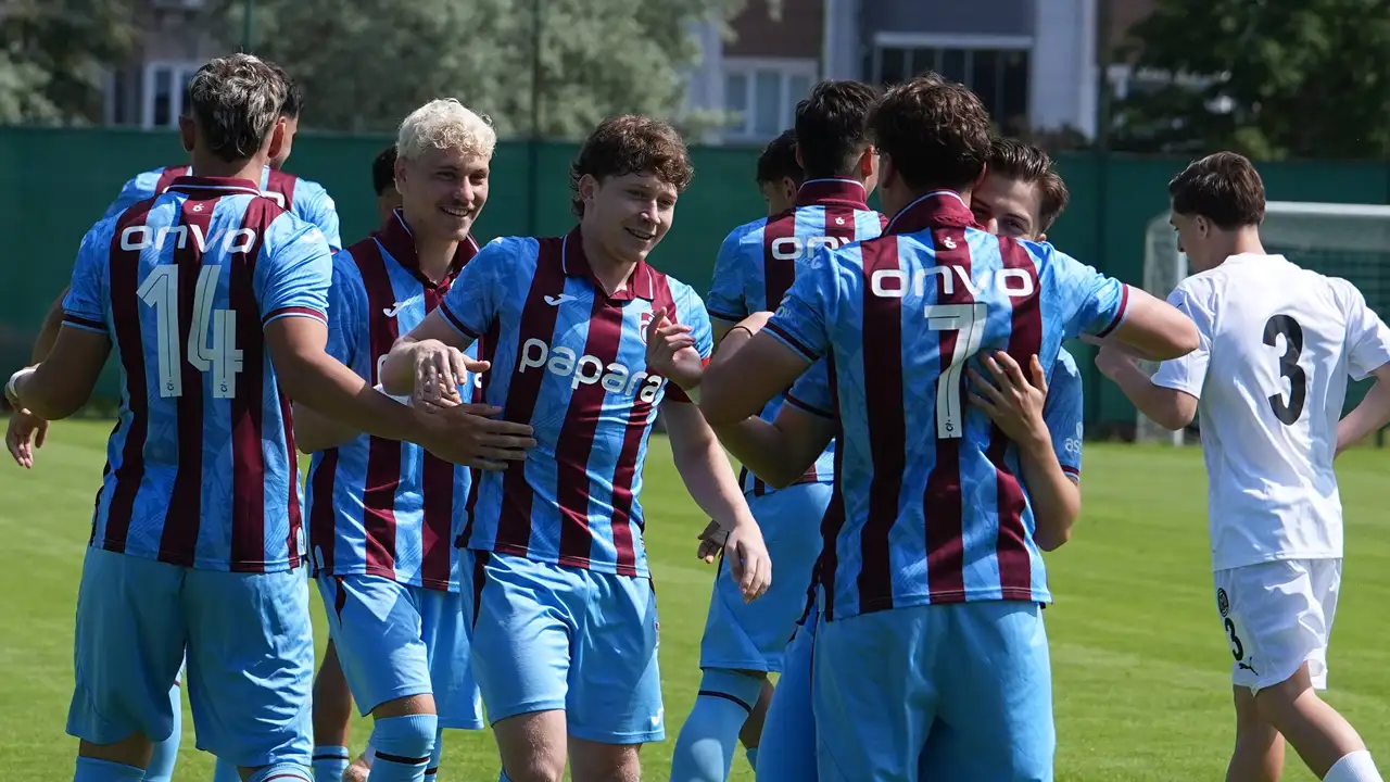 trabzonspor-u19-takimi-sampiyonluk-kupasini-kaldirdi