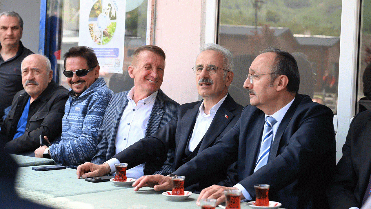 bakan-uraloglu-trabzonda-vatandasla-bayramlasiyor