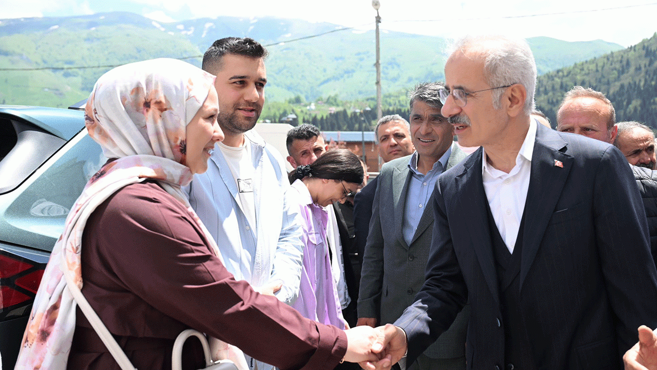 bakan-uraloglu-trabzonda-vatandasla-bayramlasiyor