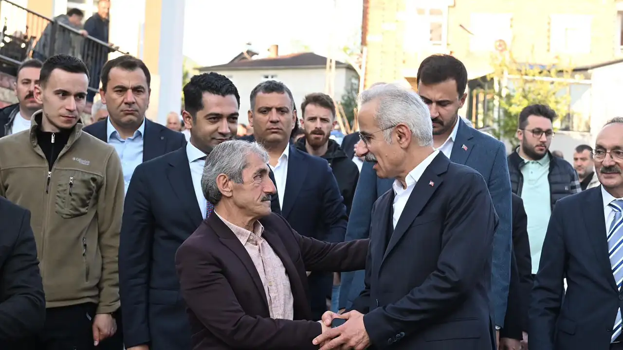 bakan-uraloglu-trabzonda-vatandaslarla-bayramlasti