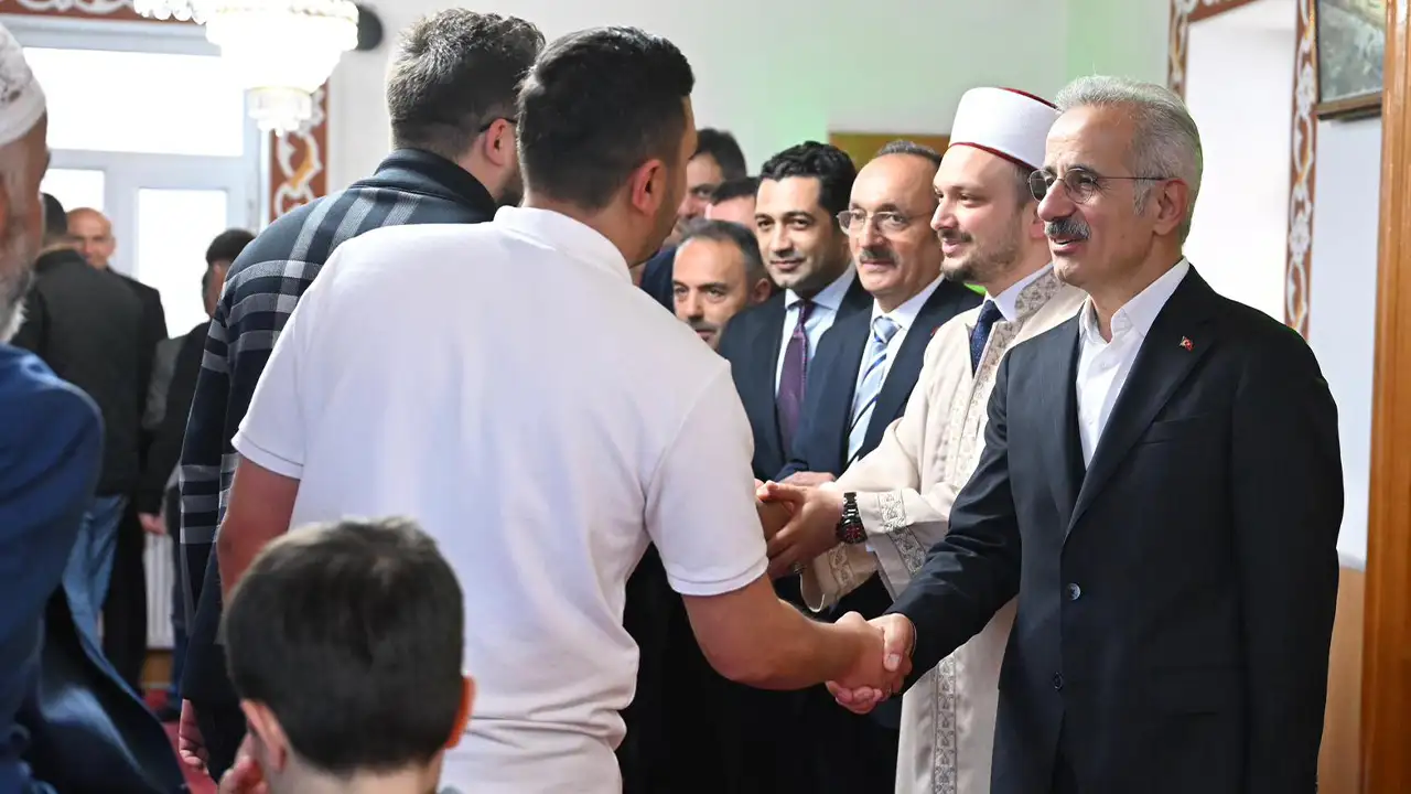 bakan-uraloglu-trabzonda-vatandaslarla-bayramlasti