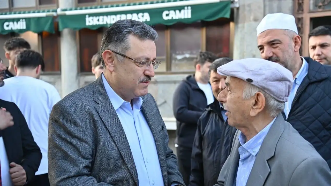 iskenderpasa-camiinde-bayram-bulusmasi-baskan-genc-vatandaslarla-saf-tuttu