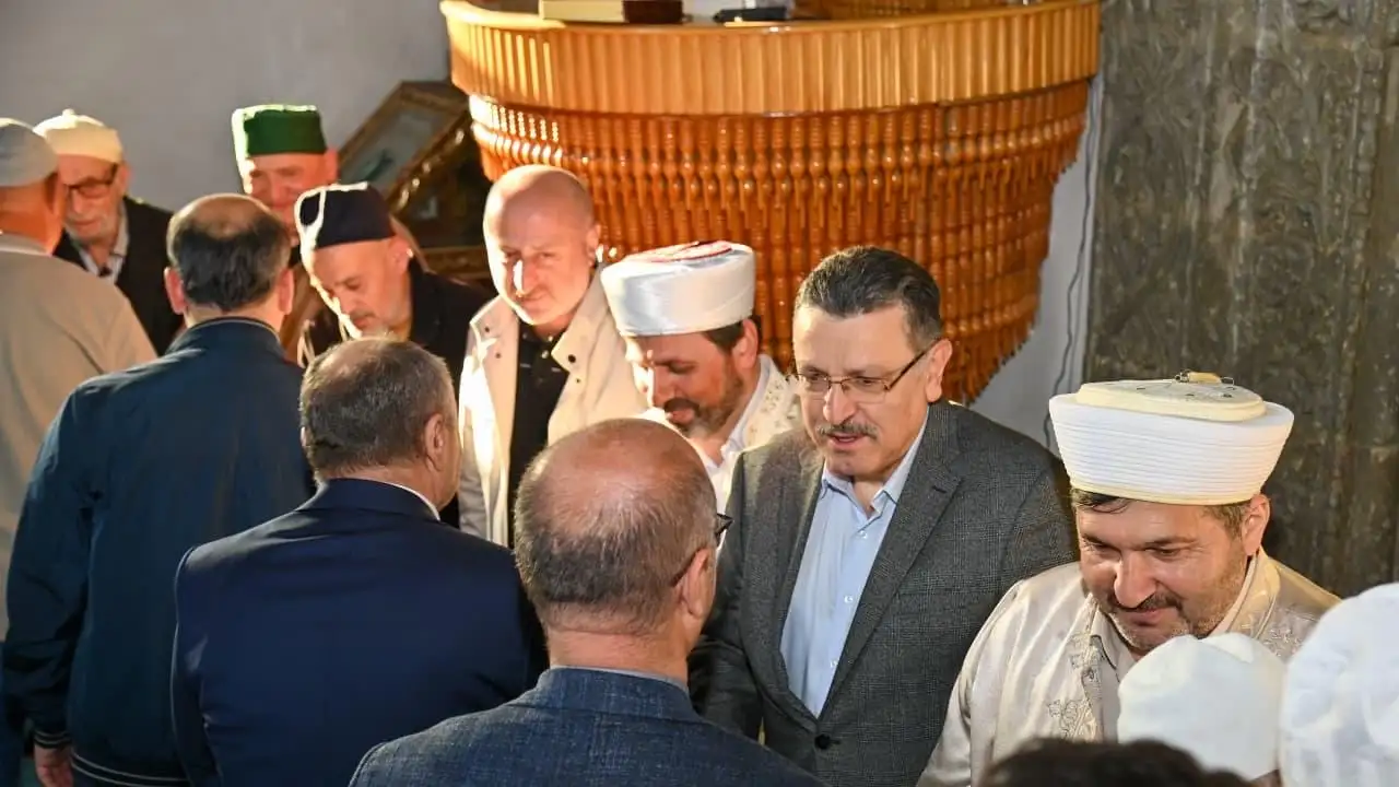 iskenderpasa-camiinde-bayram-bulusmasi-baskan-genc-vatandaslarla-saf-tuttu