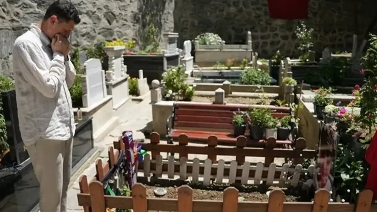 mattia-ahmet-minguzzinin-ailesi-bayramin-ilk-gunu-cocuklarinin-mezarini-ziyaret-etti