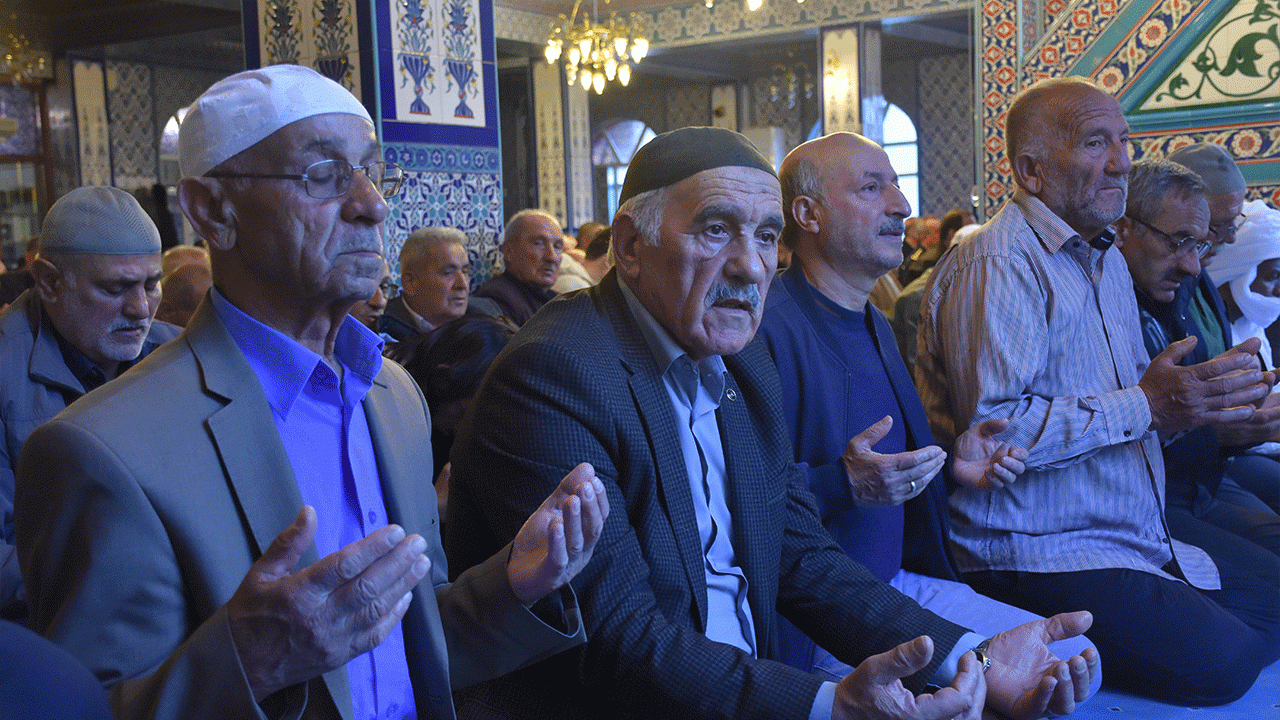 trabzonda-camiler-kurban-bayrami-sabahi-doldu