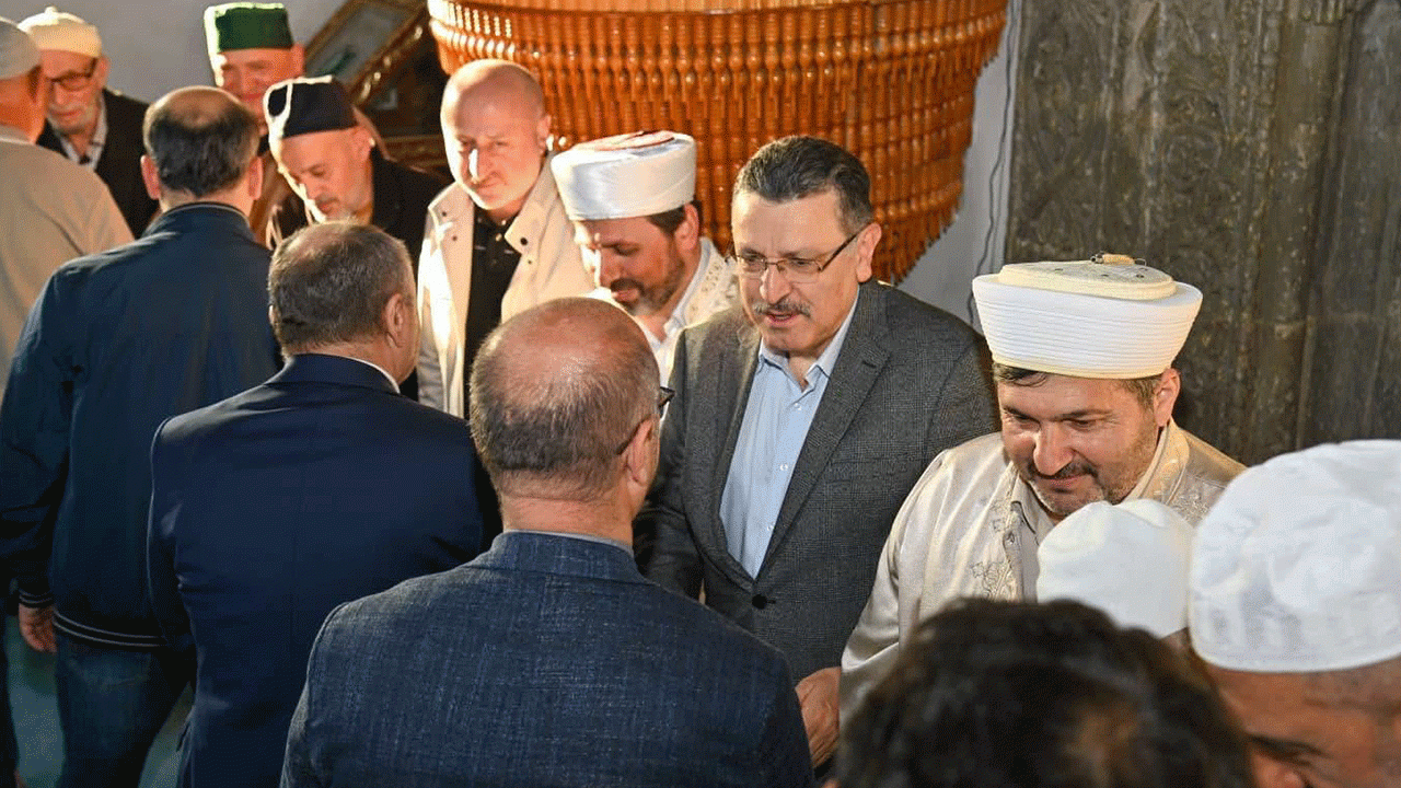 trabzonda-vali-tahir-sahin-ve-baskan-ahmet-metin-genc-vatandaslarla-bayramlasti