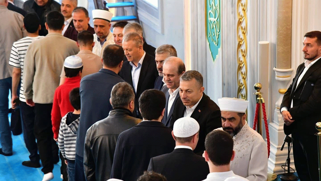 trabzonda-vali-tahir-sahin-ve-baskan-ahmet-metin-genc-vatandaslarla-bayramlasti