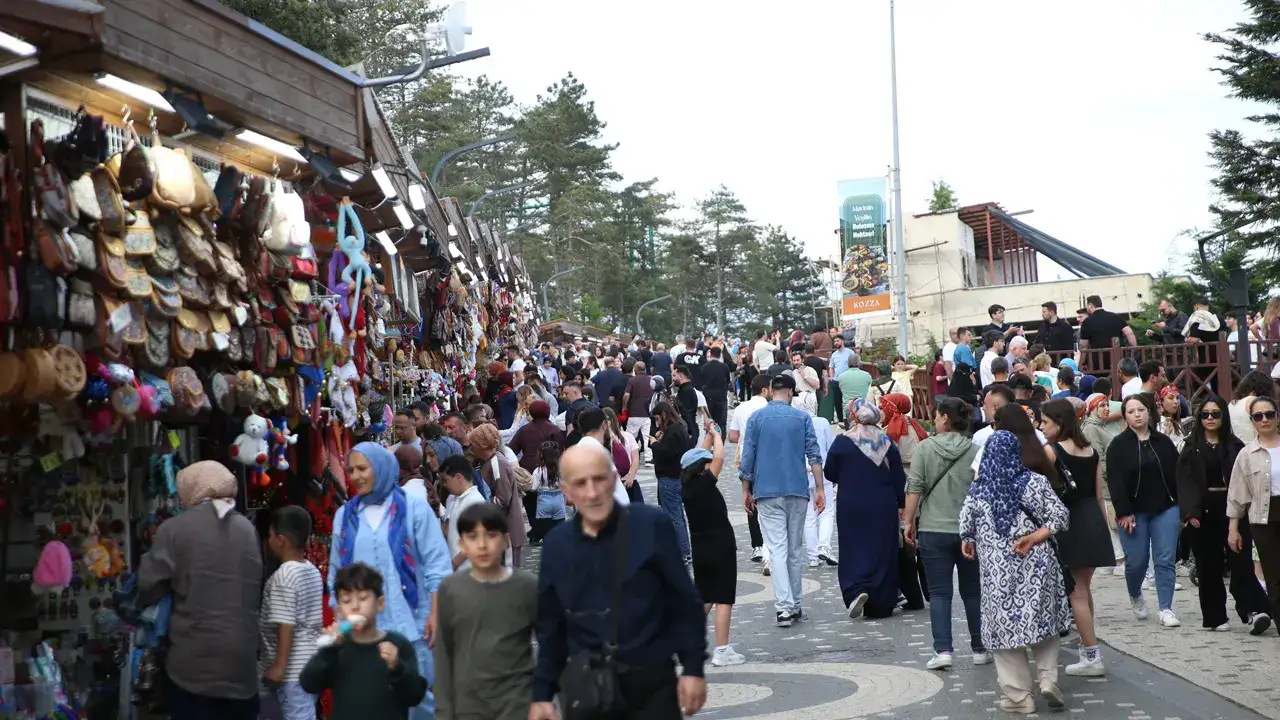 bayramda-boztepeye-ziyaretci-akini-teleferikte-uzun-kuyruklar-olustu
