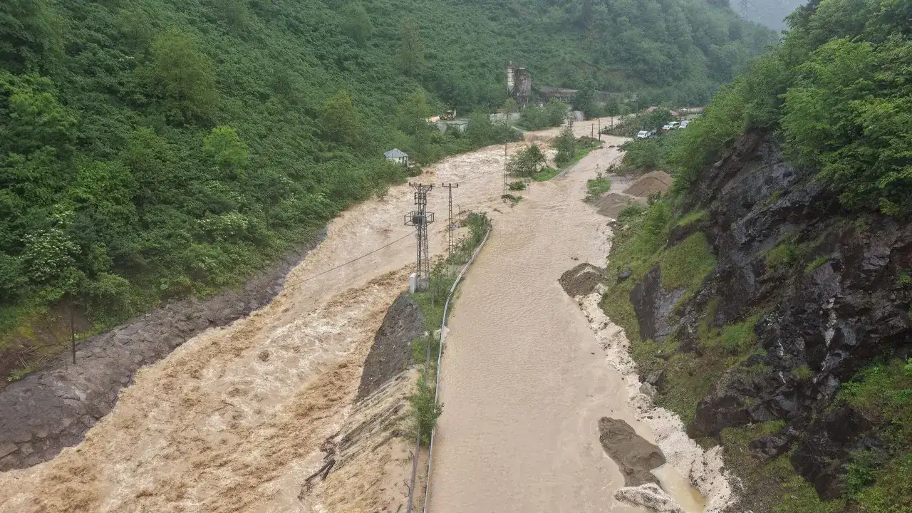 dogu-karadenizde-siddetli-yagis-alarmi-is-yerlerini-su-basti-yol-ulasima-kapandi