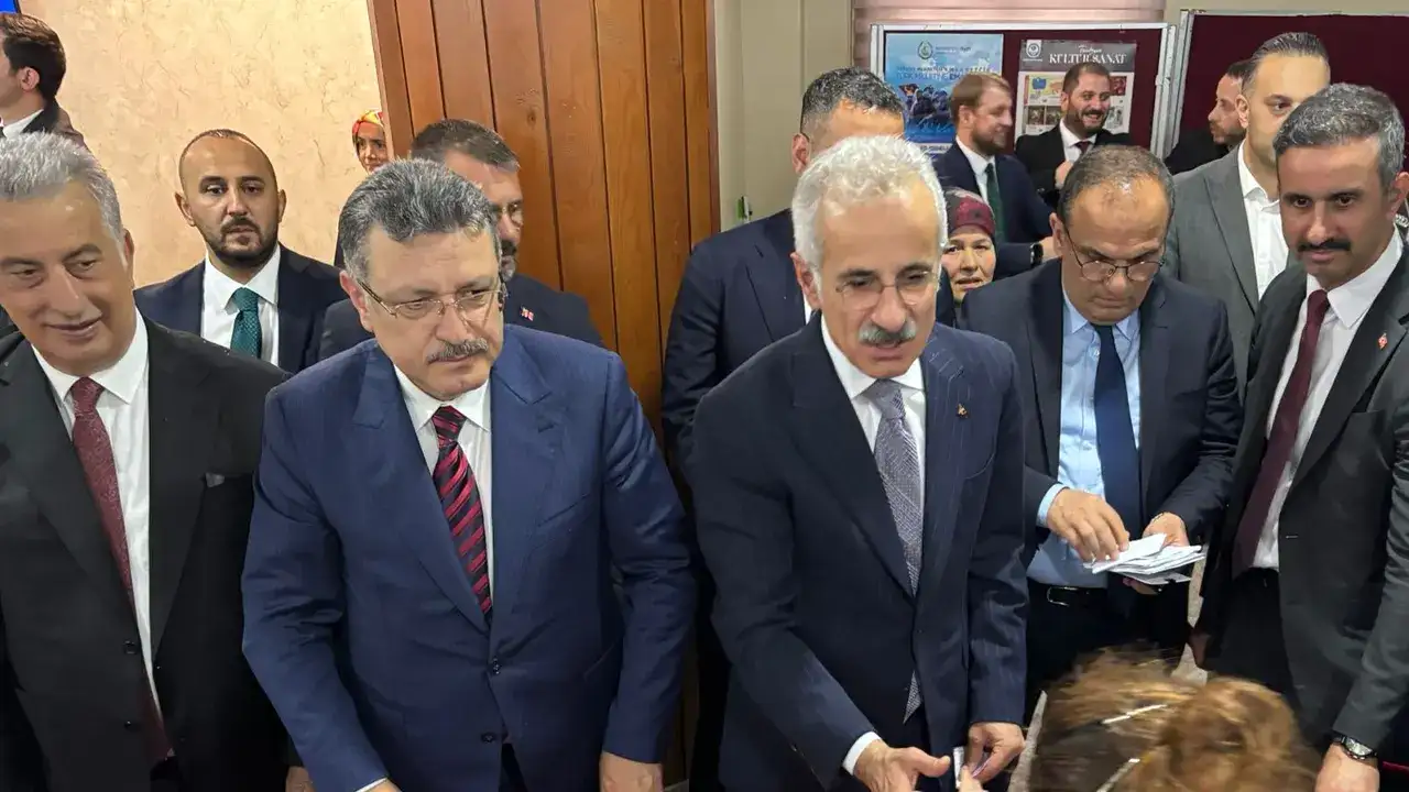 trabzonda-bayram-coskusu-bakan-uraloglu-vatandaslarla-tek-tek-bayramlasti