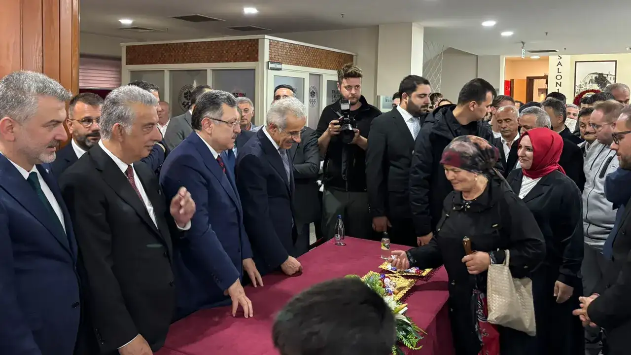 trabzonda-bayram-coskusu-bakan-uraloglu-vatandaslarla-tek-tek-bayramlasti