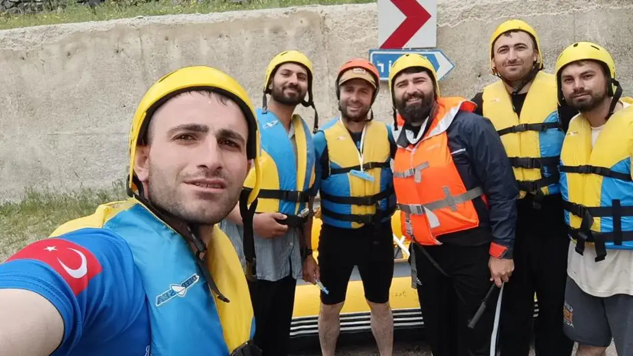 bayburtta-bayram-gelenegi-suruyor-coruh-nehrinde-kano-ve-rafting-heyecani