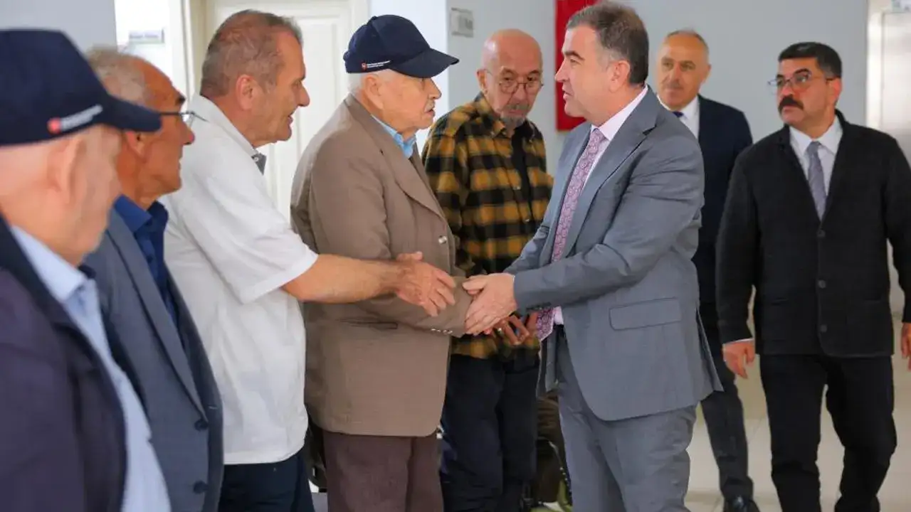 vali-eldivan-huzurevi-sakinlerini-bayramda-yalniz-birakmadi