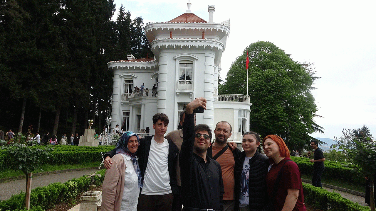 trabzondaki-ataturk-kosku-bayramda-yogun-ilgi-gordu