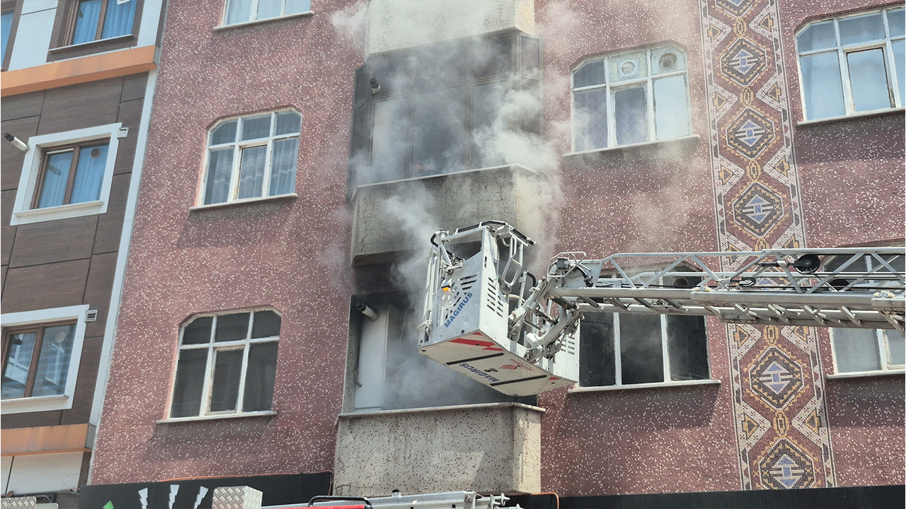 sarjda-birakilan-telefon-yangina-neden-oldu