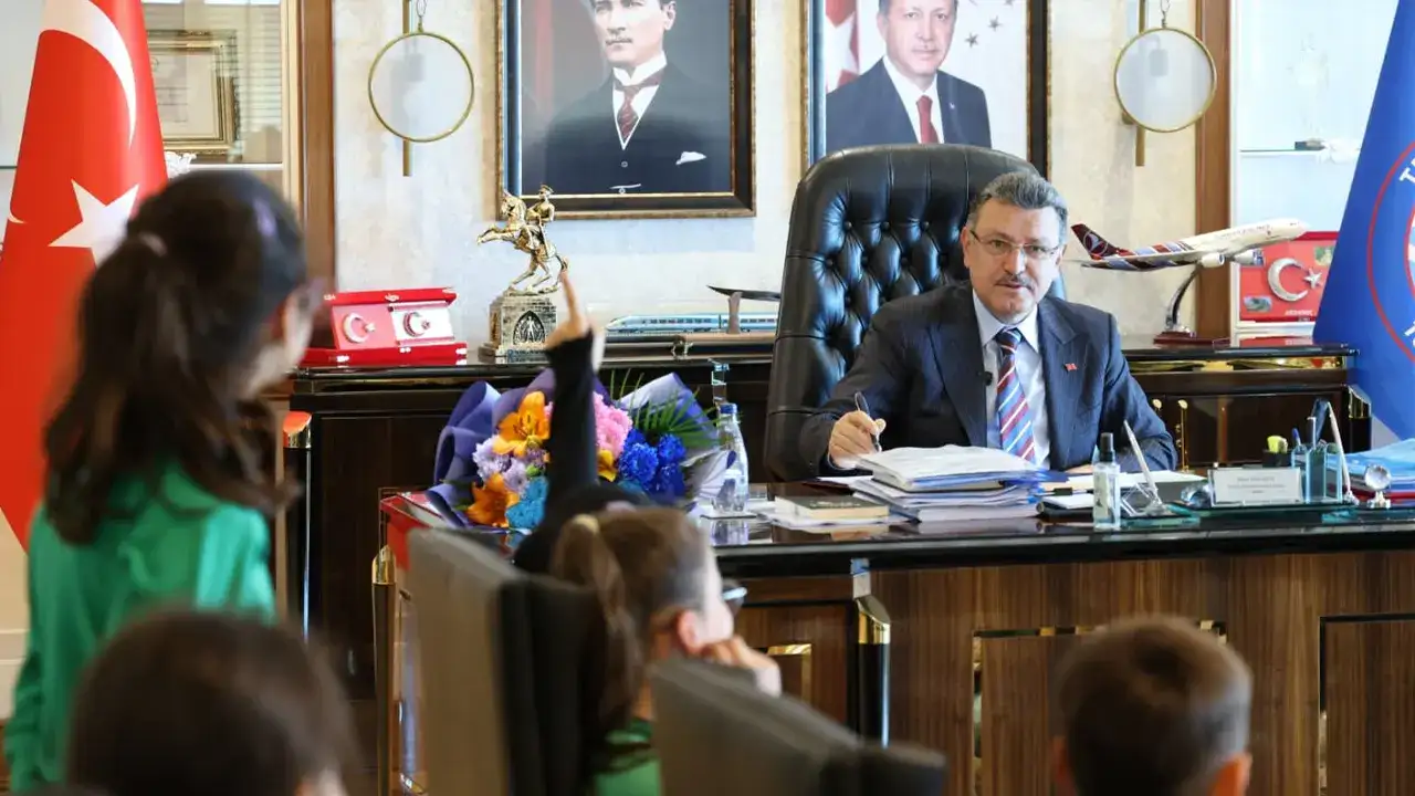 baskan-gencin-minik-misafirlerinden-rayli-sistem-ve-trabzonspor-sorulari