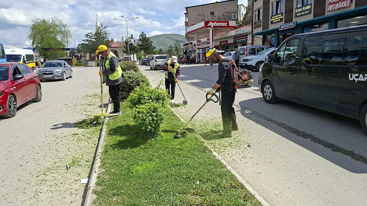 bayburtta-asfalt-ve-cevre-duzenleme-calismalari-suruyor